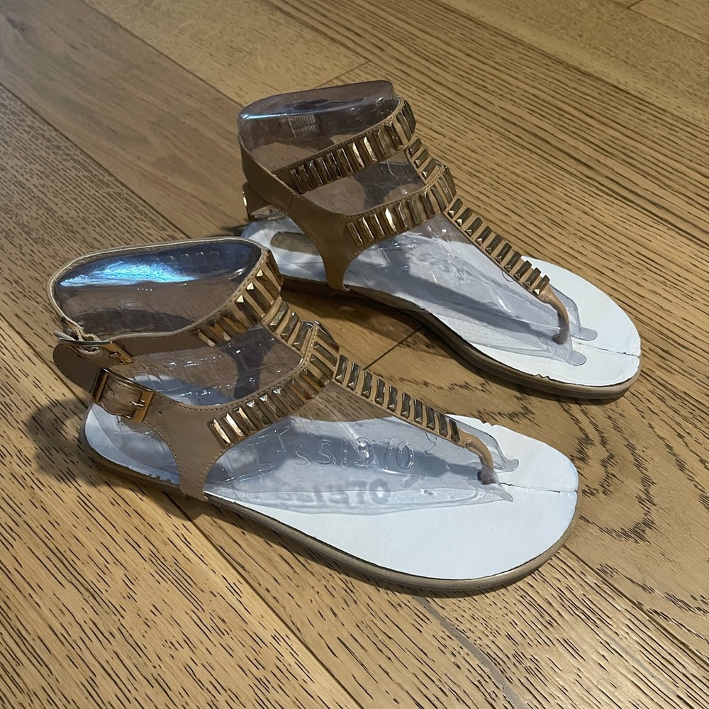 🆕 Le Chateau Gladiator Flat Sandals Nude 9